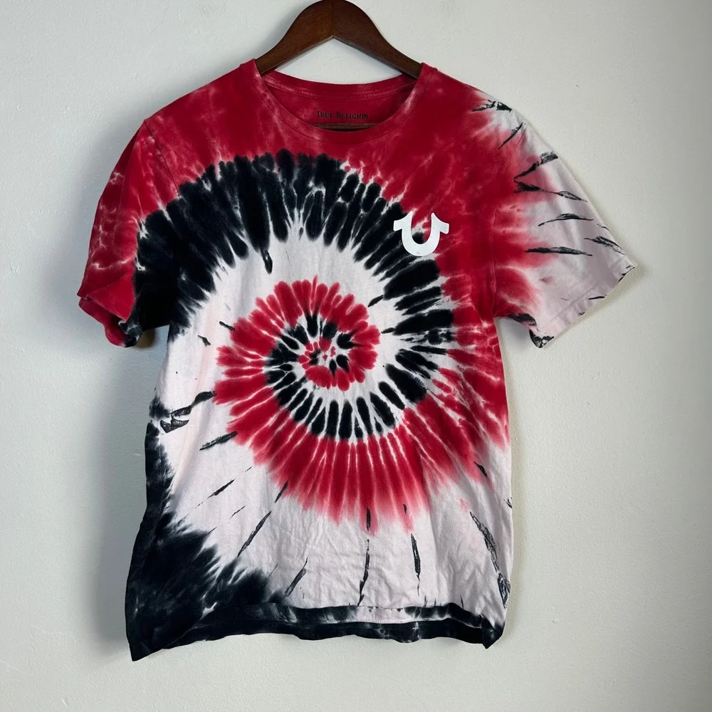 True Religion T-Shirt Mens Small Red Black Tie Dye Horseshoe Graphic Logo Tee